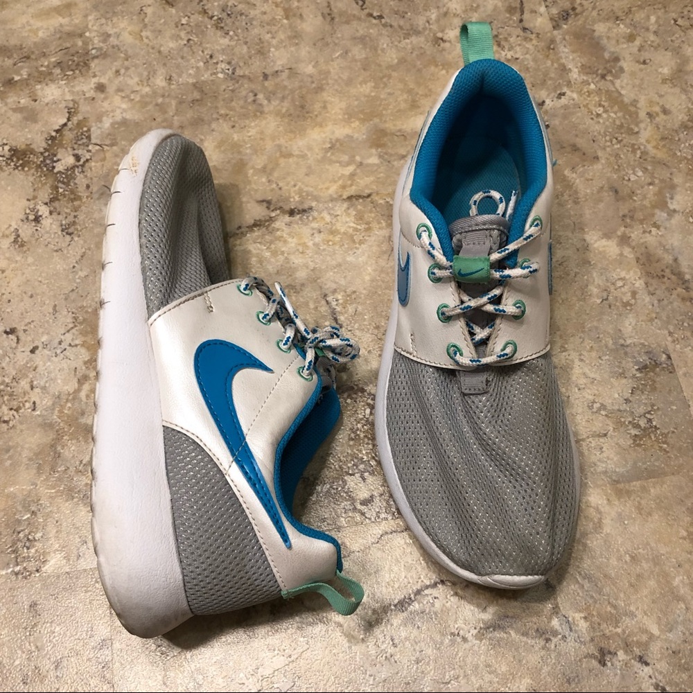 Nike Roshe One Blue Silver Women’s Size 7 Youth 5Y